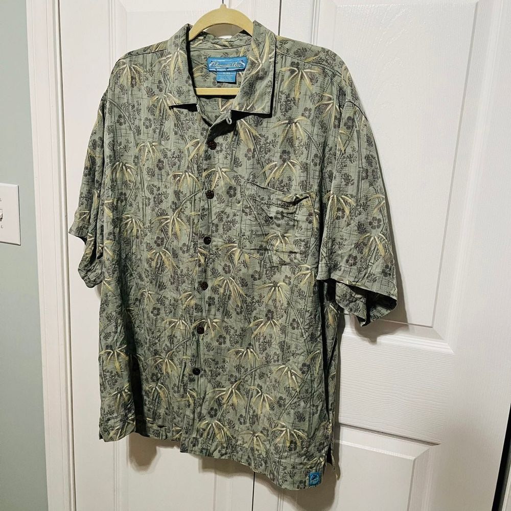 BERMUDA BAY Men's XL (extra large) Hawaiian‎ silk shirt.